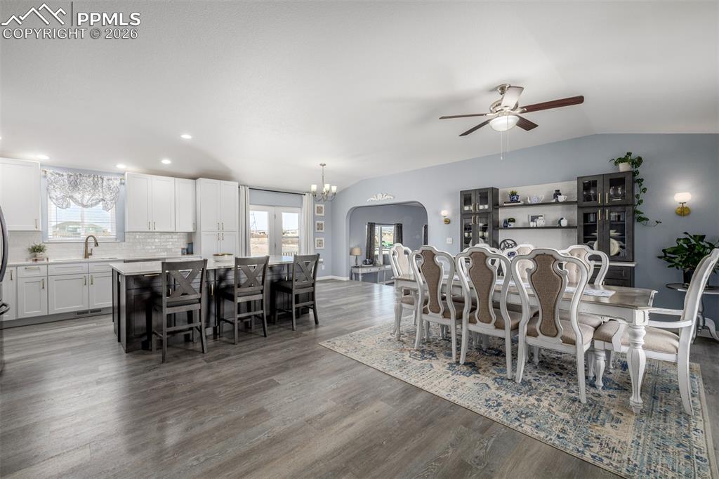 Image 12 of 50: Dining Area