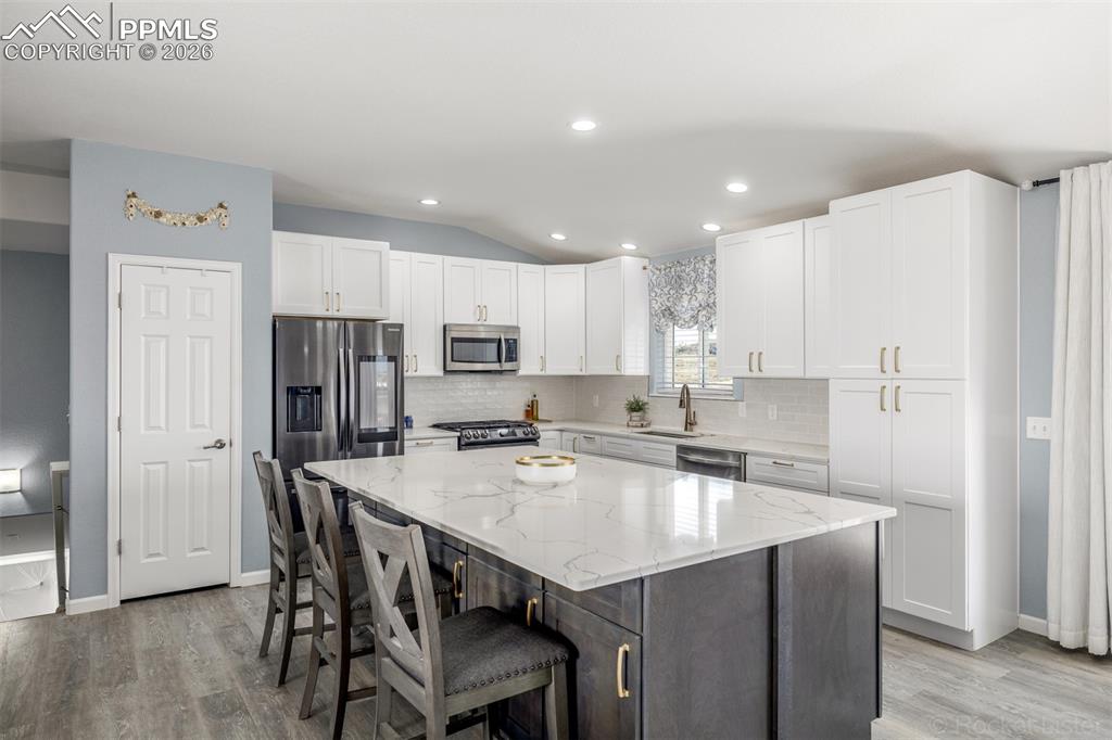 Image 14 of 50: Kitchen