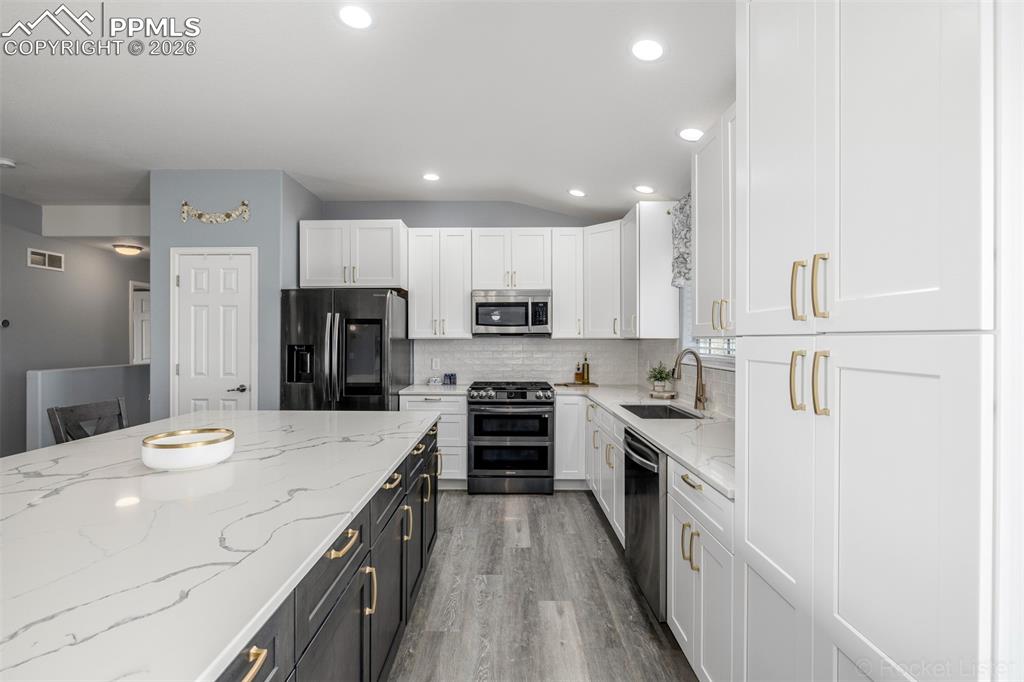 Image 15 of 50: Kitchen