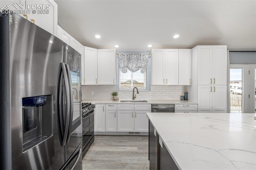 Image 16 of 50: Kitchen