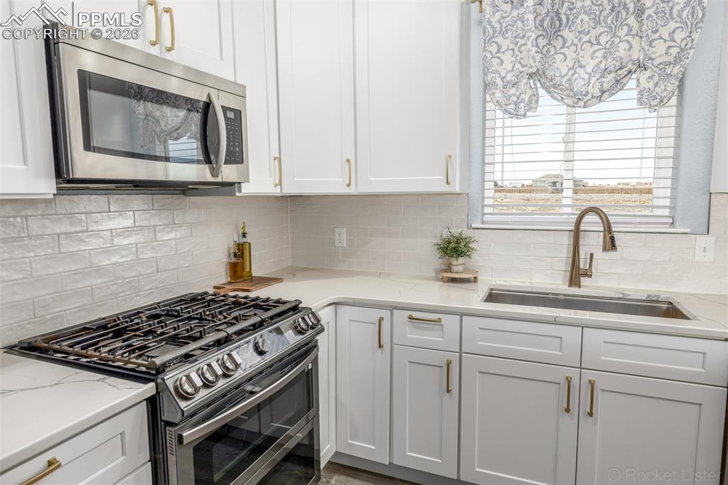 Image 18 of 50: Kitchen