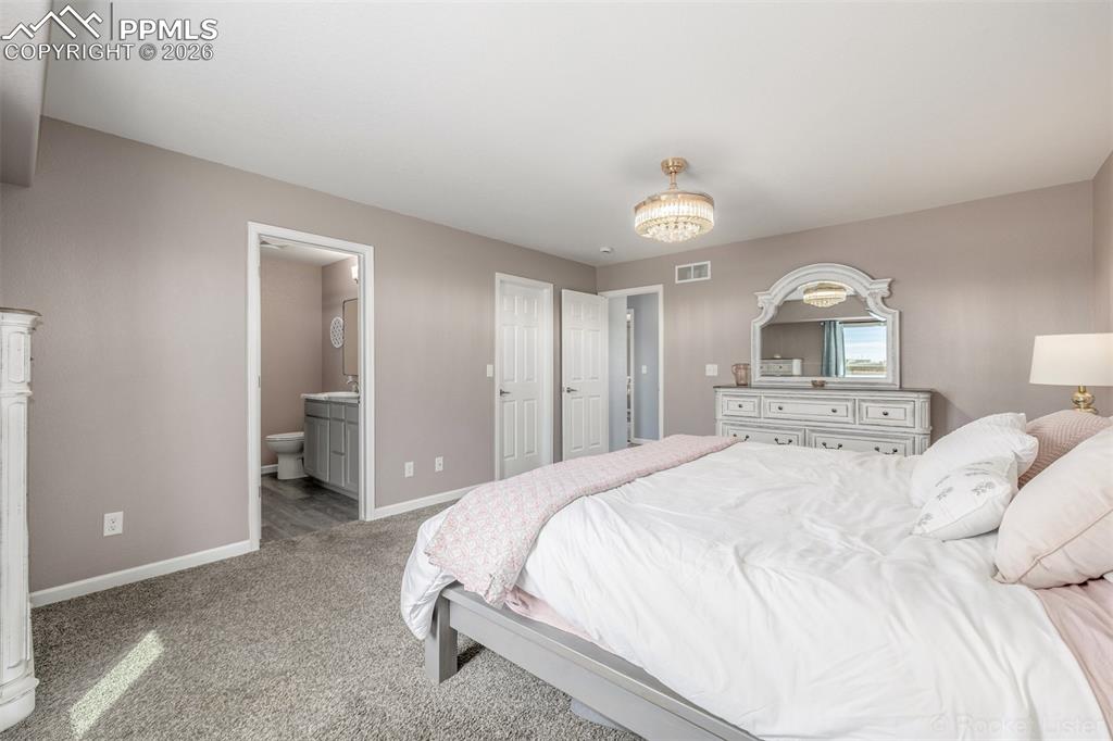 Image 21 of 50: Bedroom