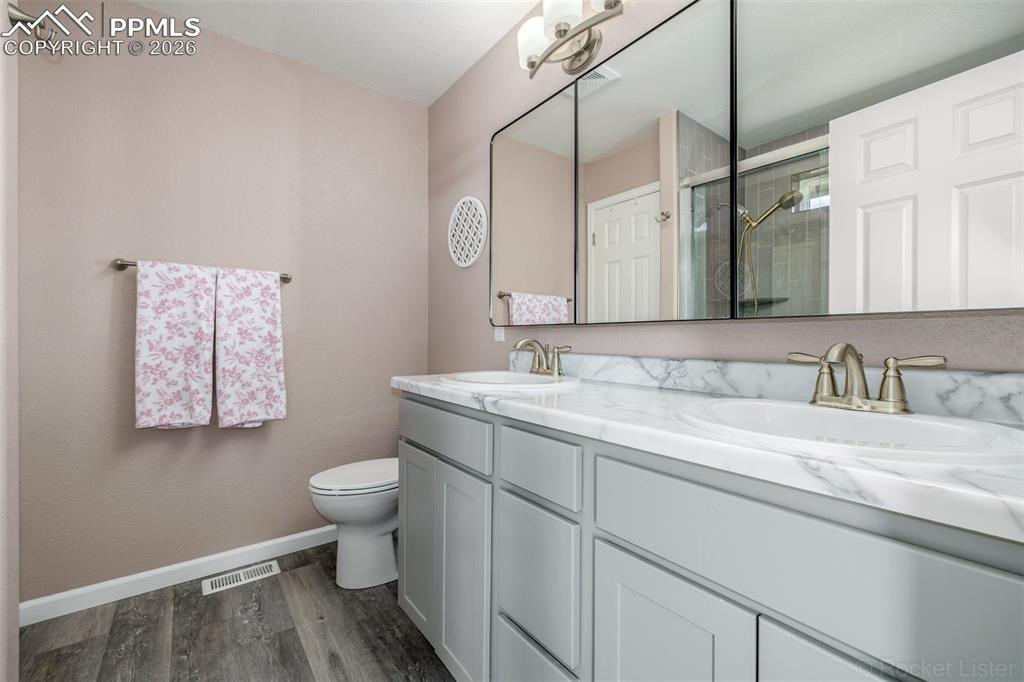 Image 22 of 50: Bathroom