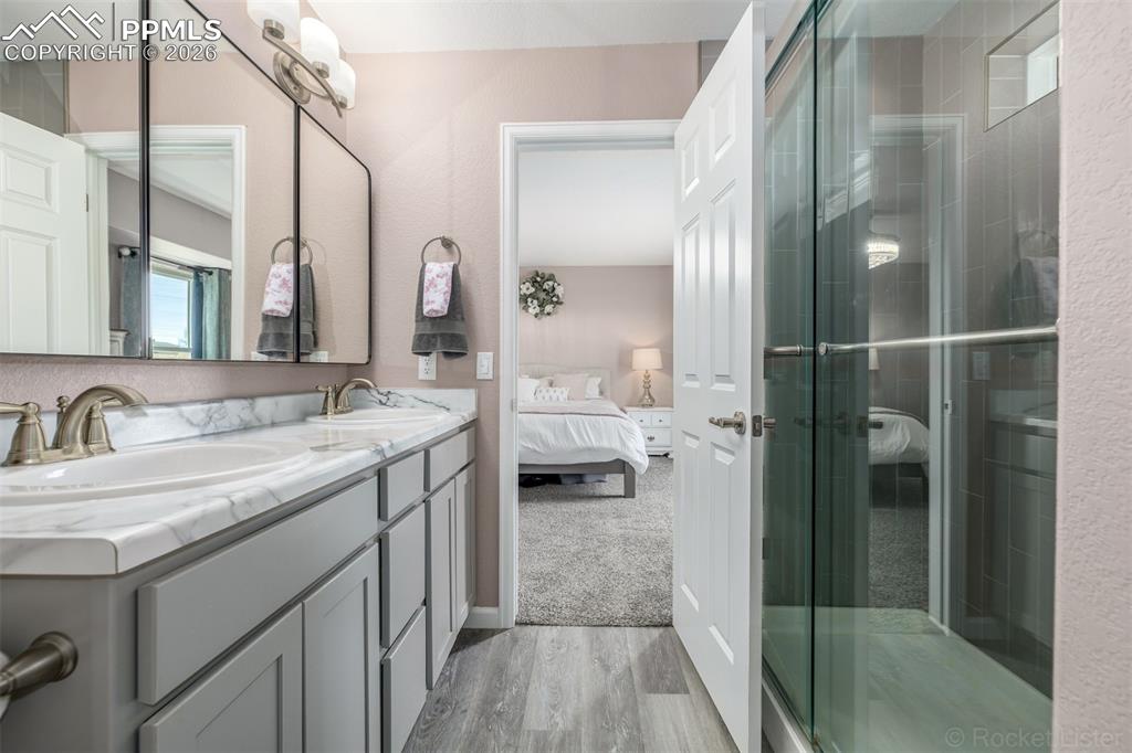 Image 23 of 50: Bathroom