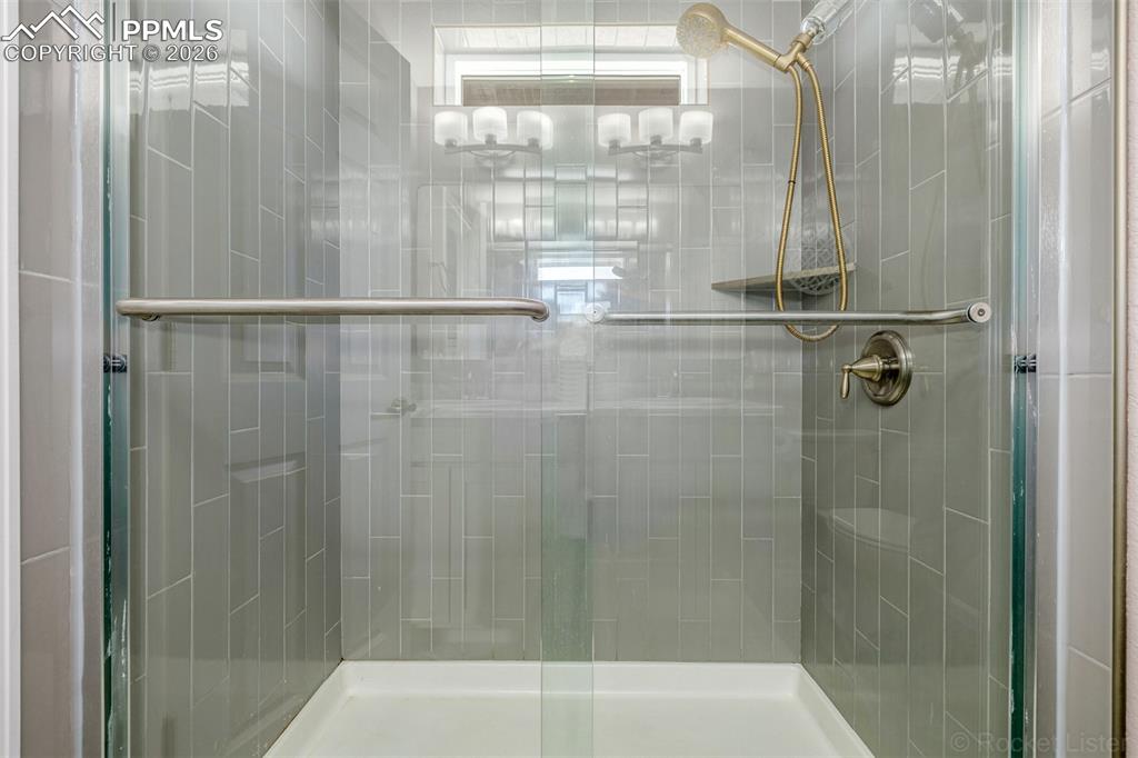 Image 24 of 50: Bathroom