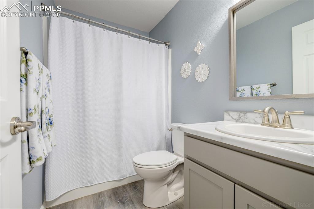 Image 30 of 50: Bathroom