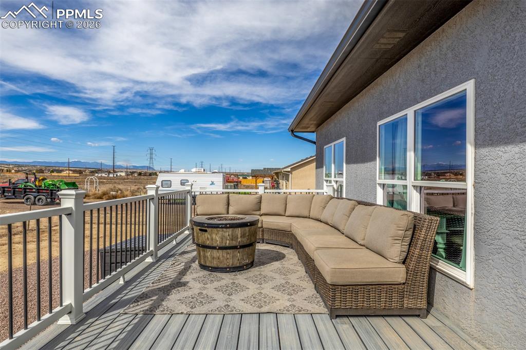 Image 36 of 50: Deck