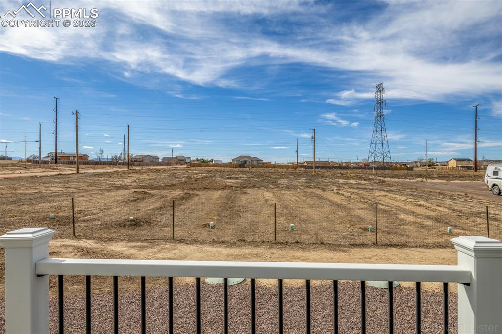 Image 37 of 50: Yard