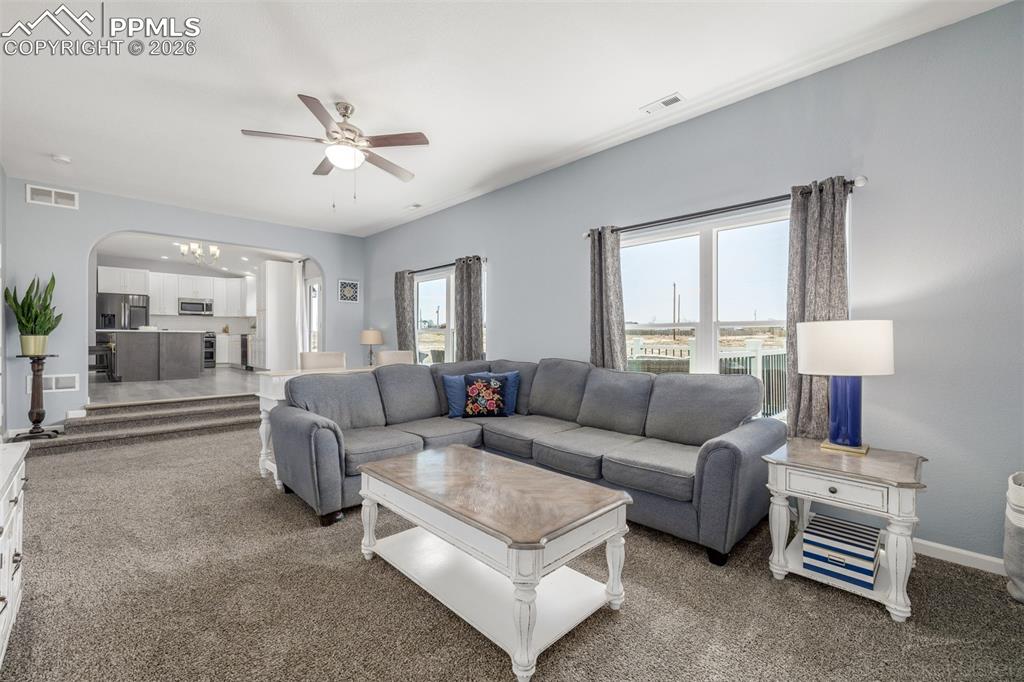 Image 7 of 50: Living Room