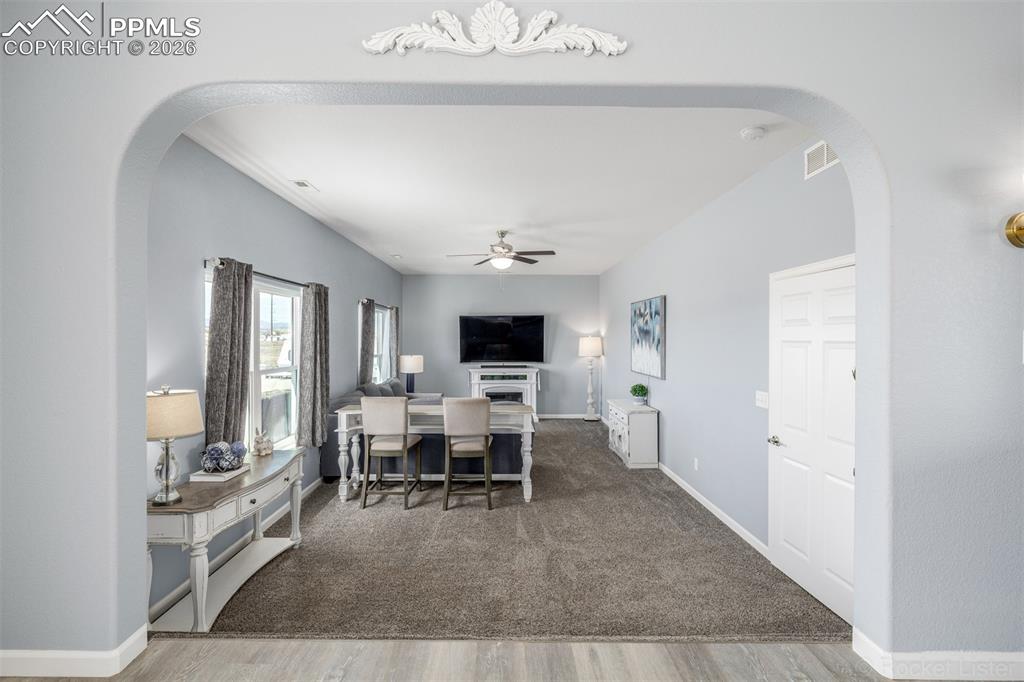 Image 8 of 50: Dining Area