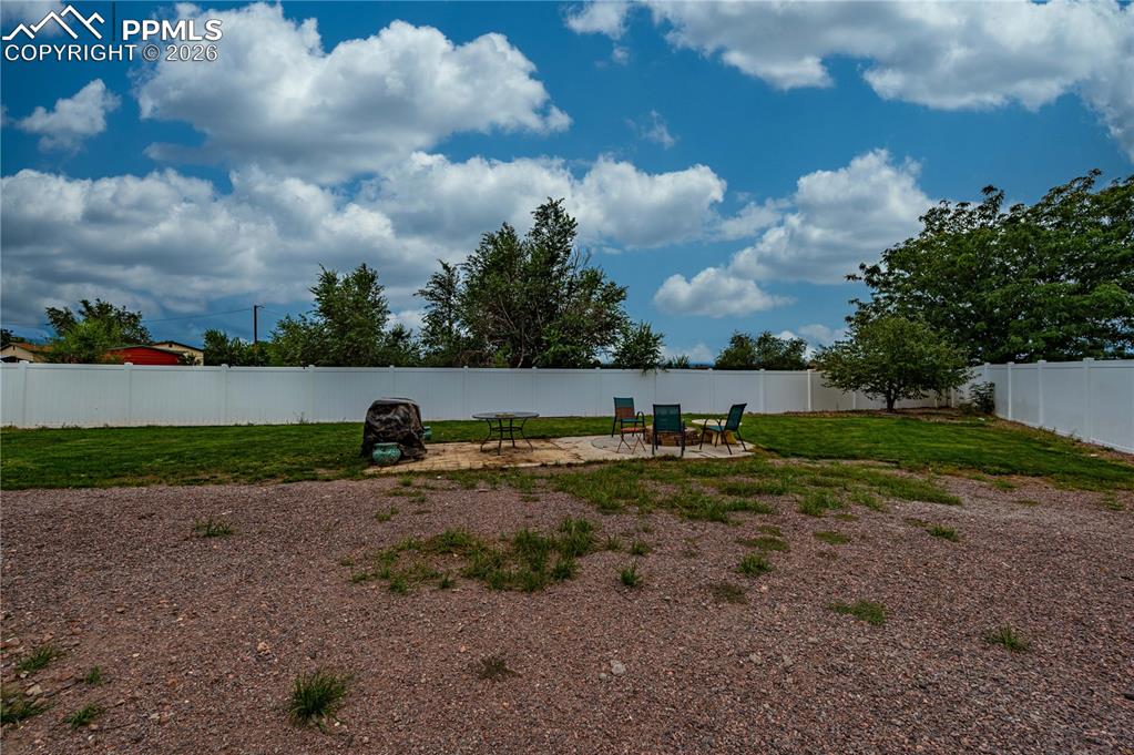 Image 20 of 22: Yard