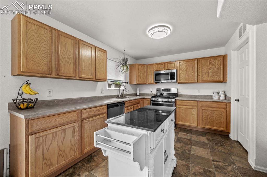 Image 4 of 16: Kitchen