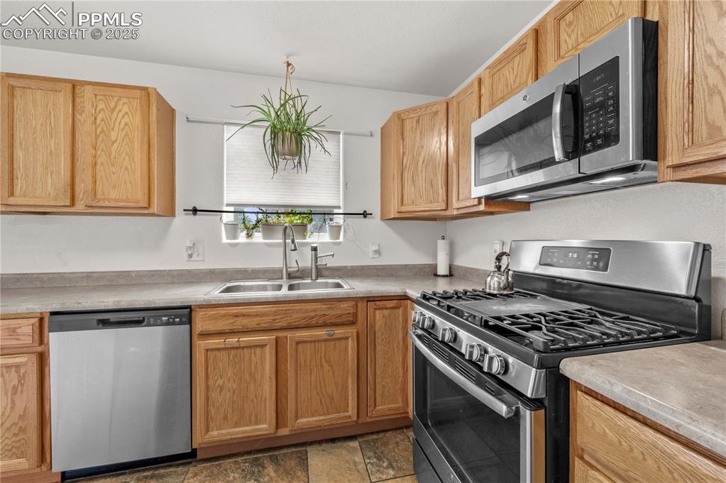 Image 5 of 16: Kitchen