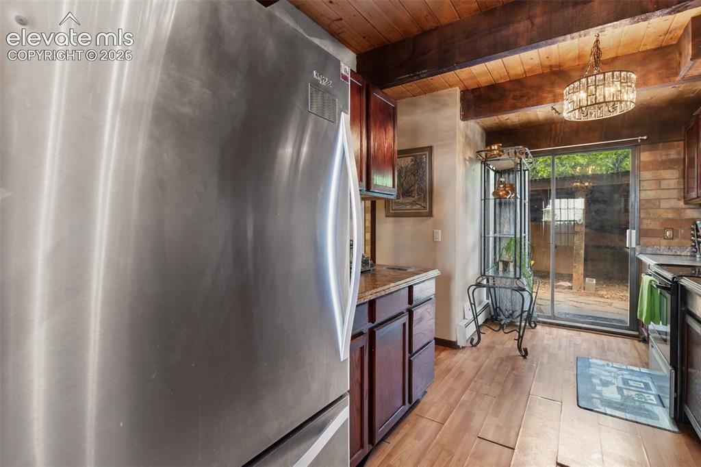 Image 14 of 47: Kitchen