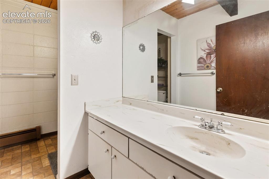 Image 19 of 47: Bathroom