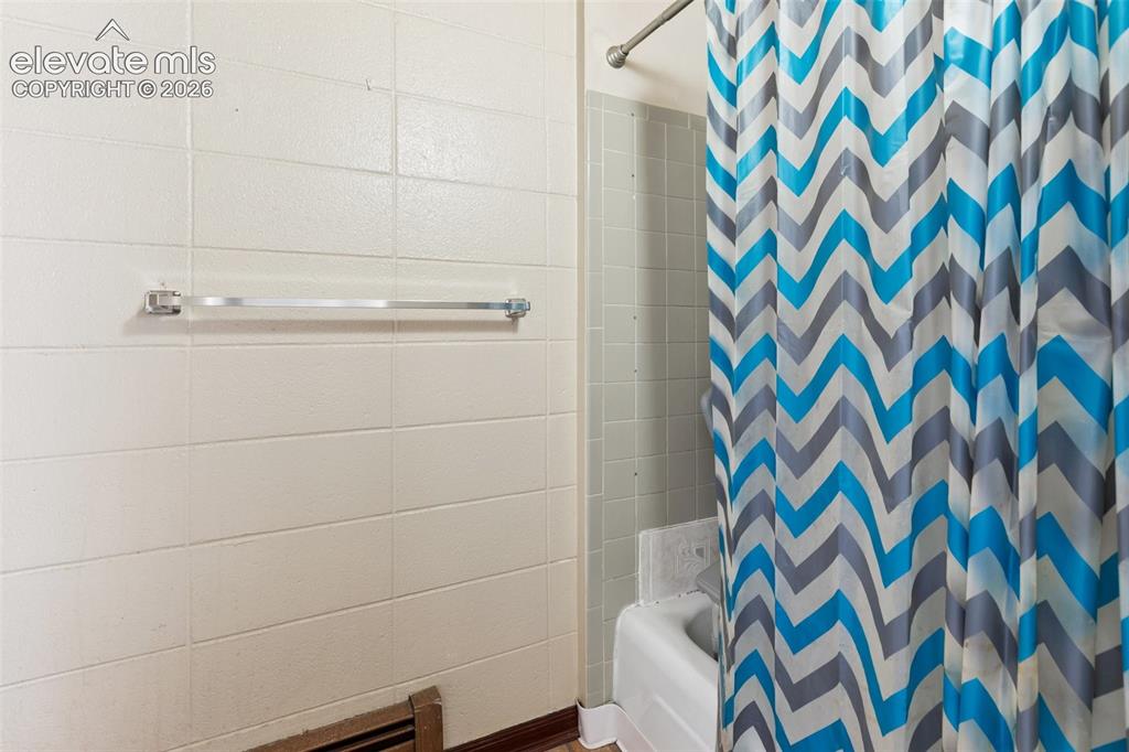 Image 20 of 47: Bathroom
