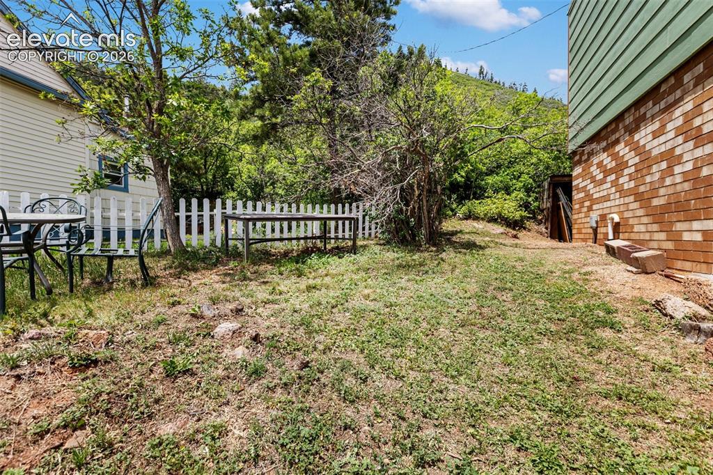 Image 39 of 47: Yard