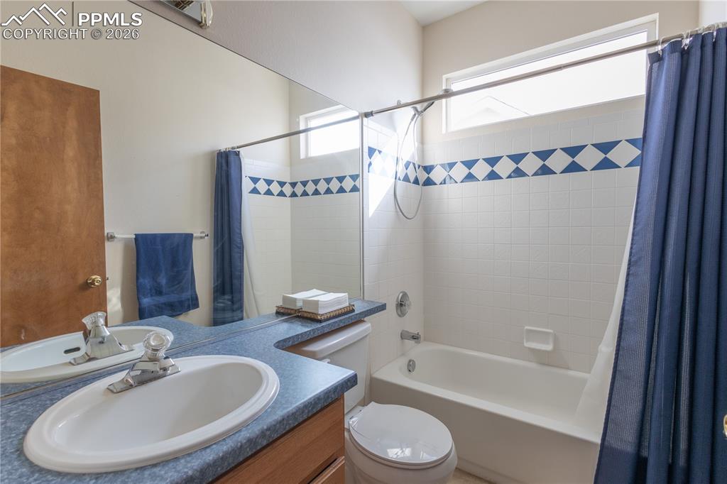 Image 17 of 36: Bathroom