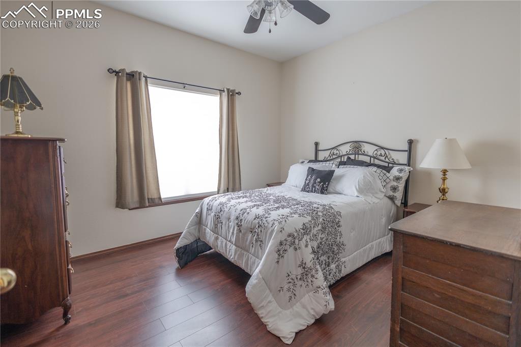 Image 18 of 36: Bedroom