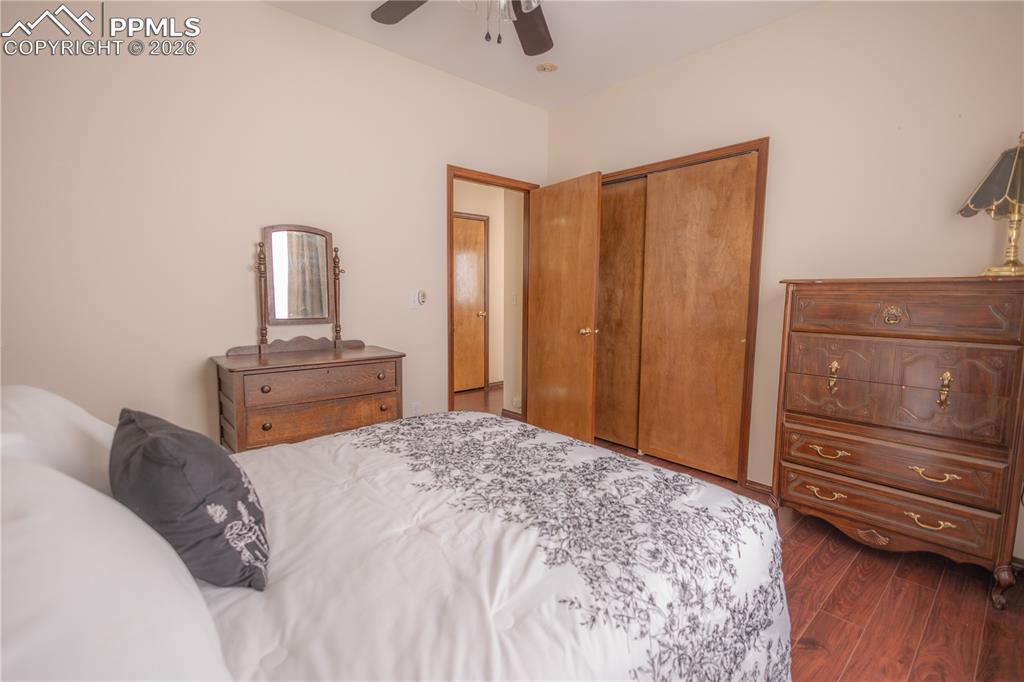 Image 19 of 36: Bedroom