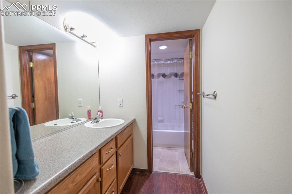 Image 24 of 36: Bathroom