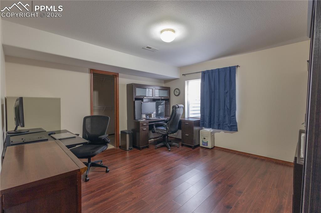 Image 25 of 36: Office