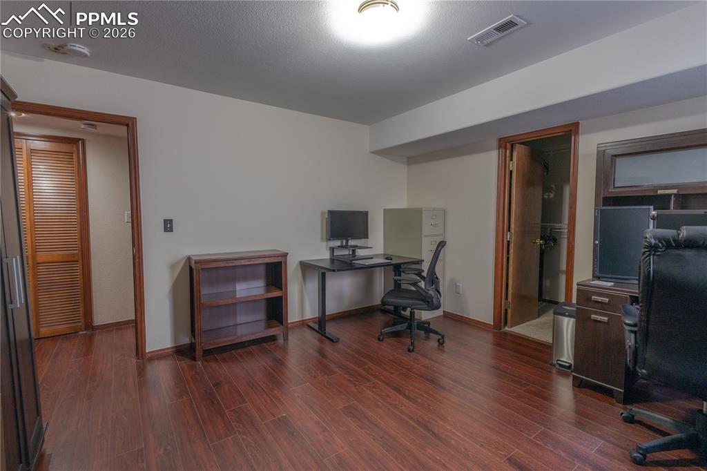 Image 26 of 36: Office