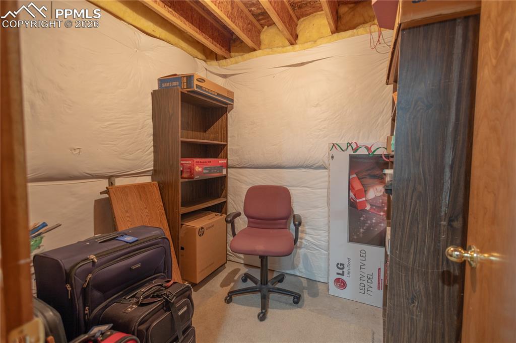 Image 27 of 36: Office