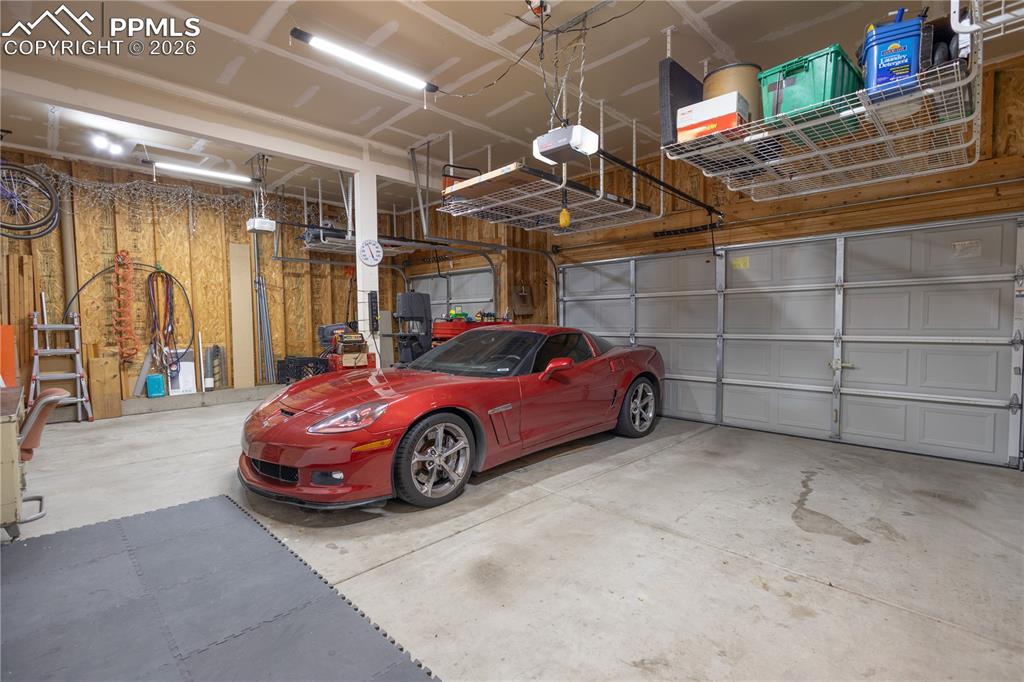 Image 30 of 36: Garage