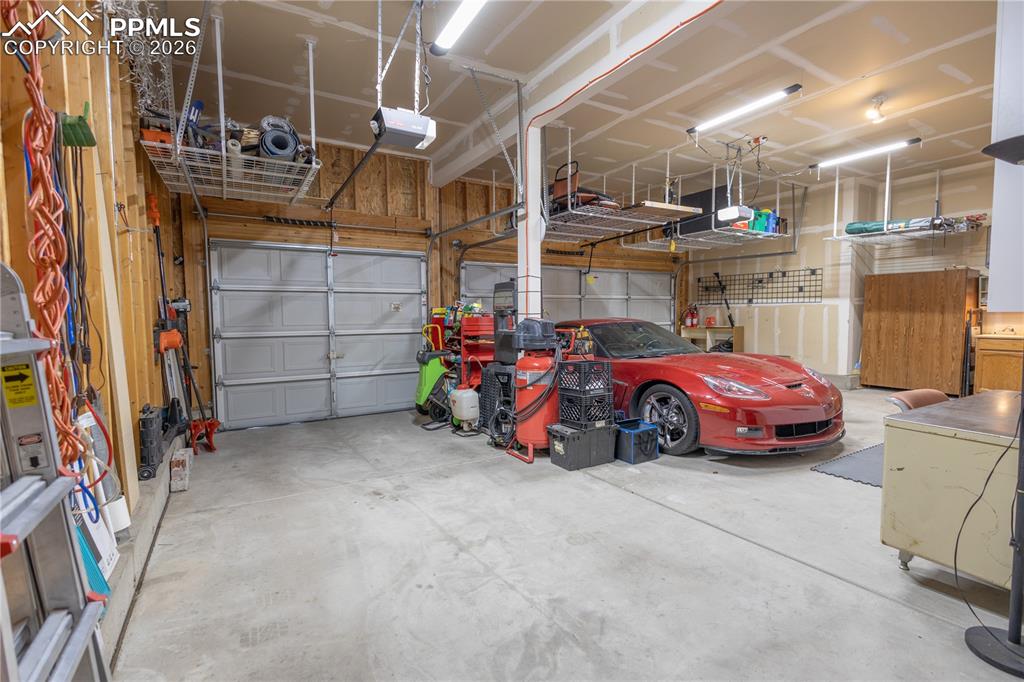 Image 32 of 36: Garage