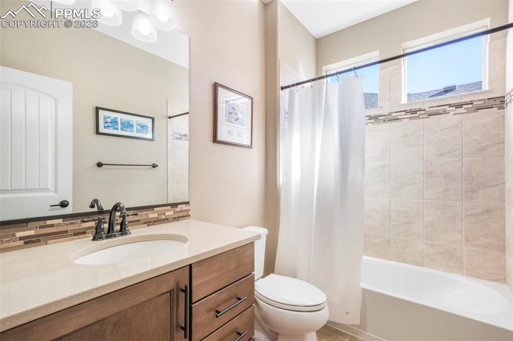 Image 11 of 50: Bathroom