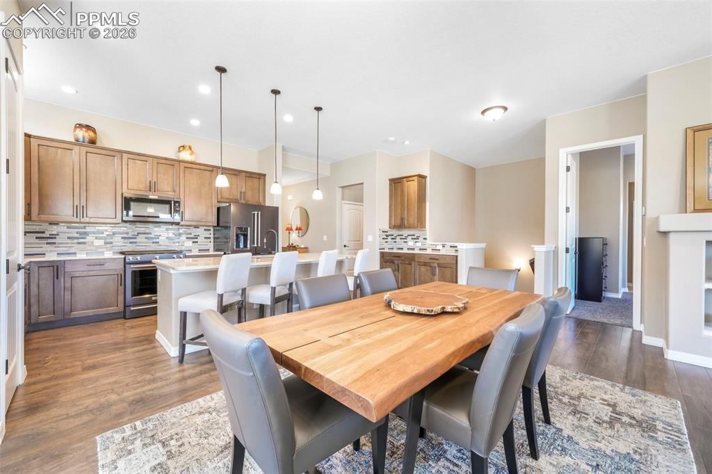 Image 12 of 50: Dining Area