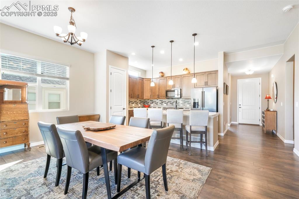 Image 14 of 50: Dining Area