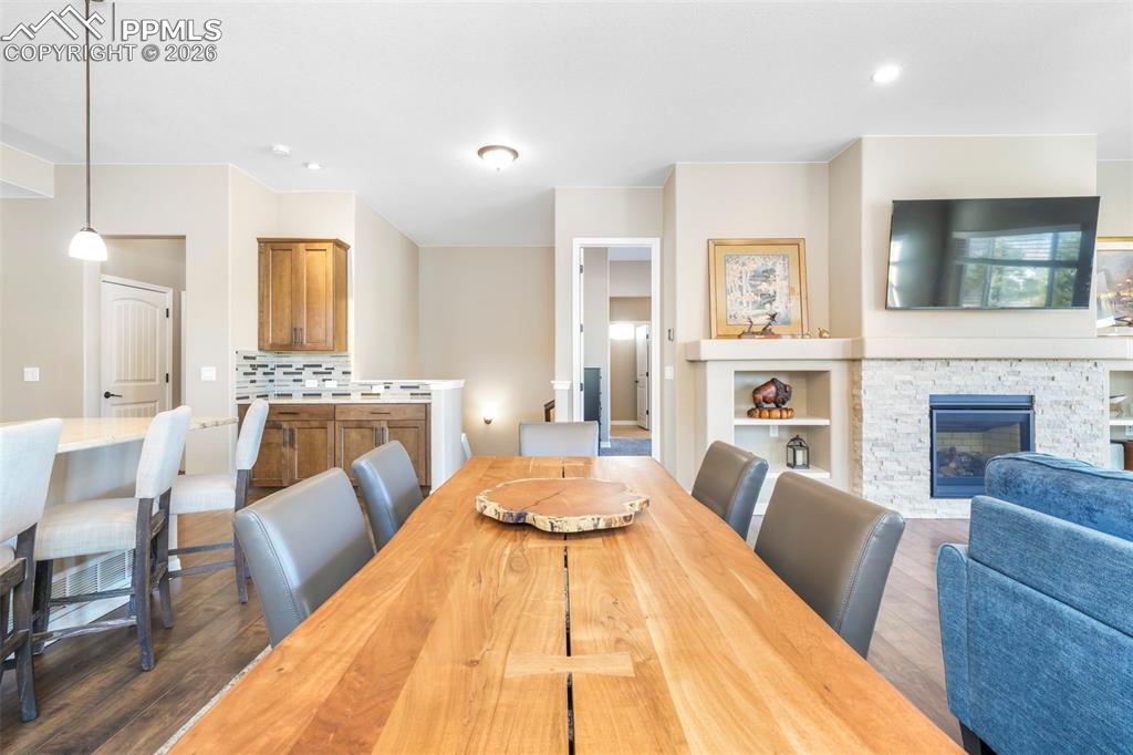 Image 16 of 50: Dining Area