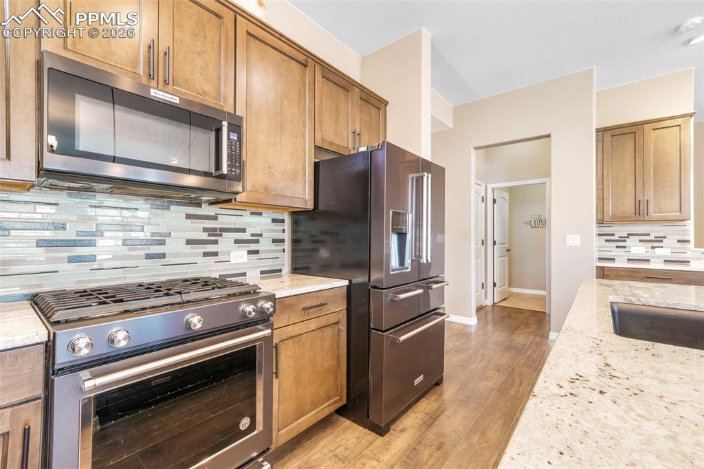 Image 19 of 50: Kitchen