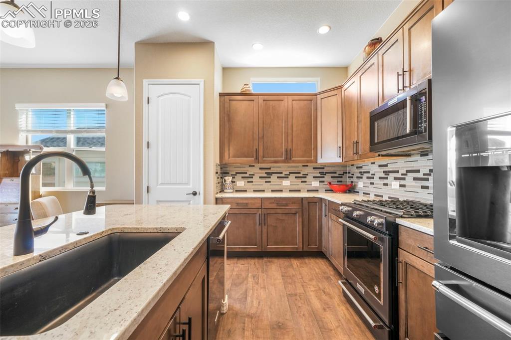 Image 20 of 50: Kitchen