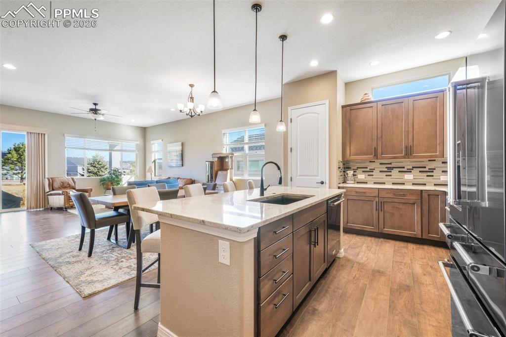 Image 21 of 50: Kitchen