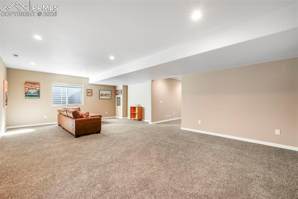 Image 33 of 50: Living Room