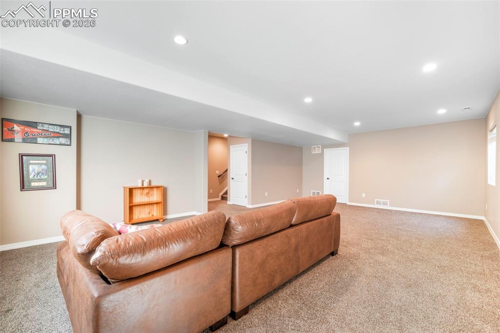 Image 34 of 50: Living Room