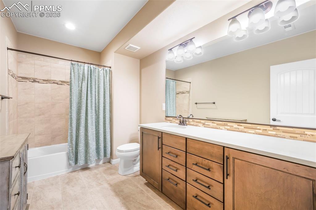 Image 40 of 50: Bathroom