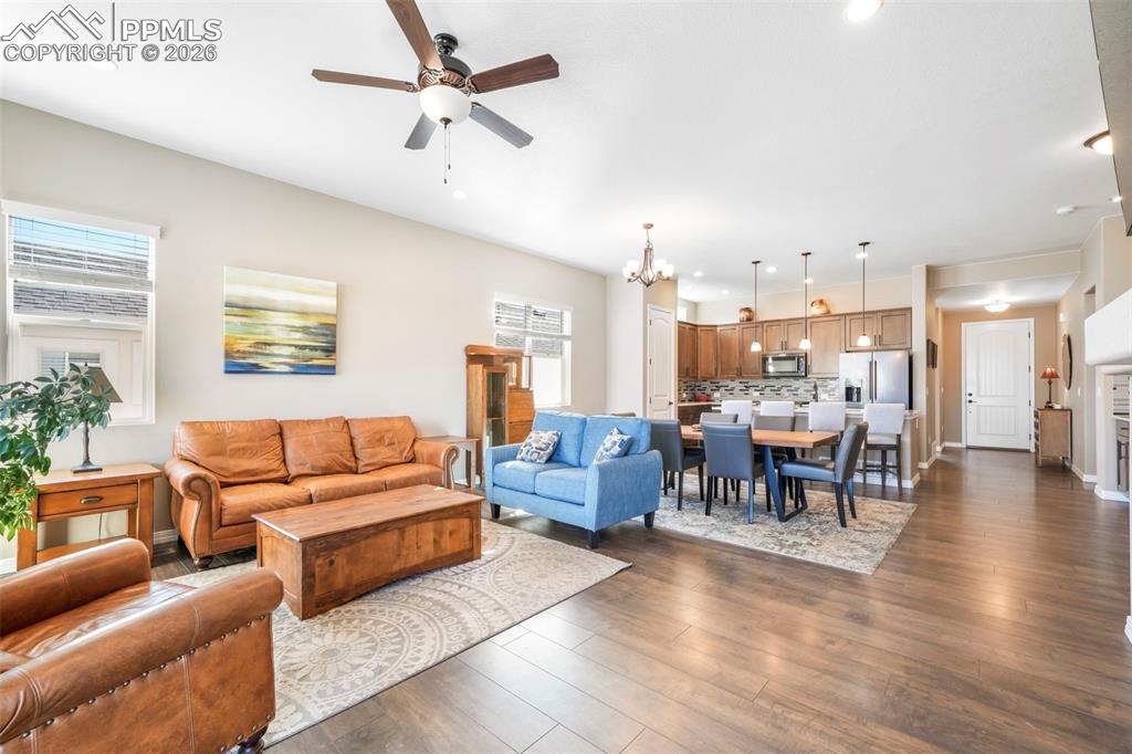 Image 5 of 50: Living Room