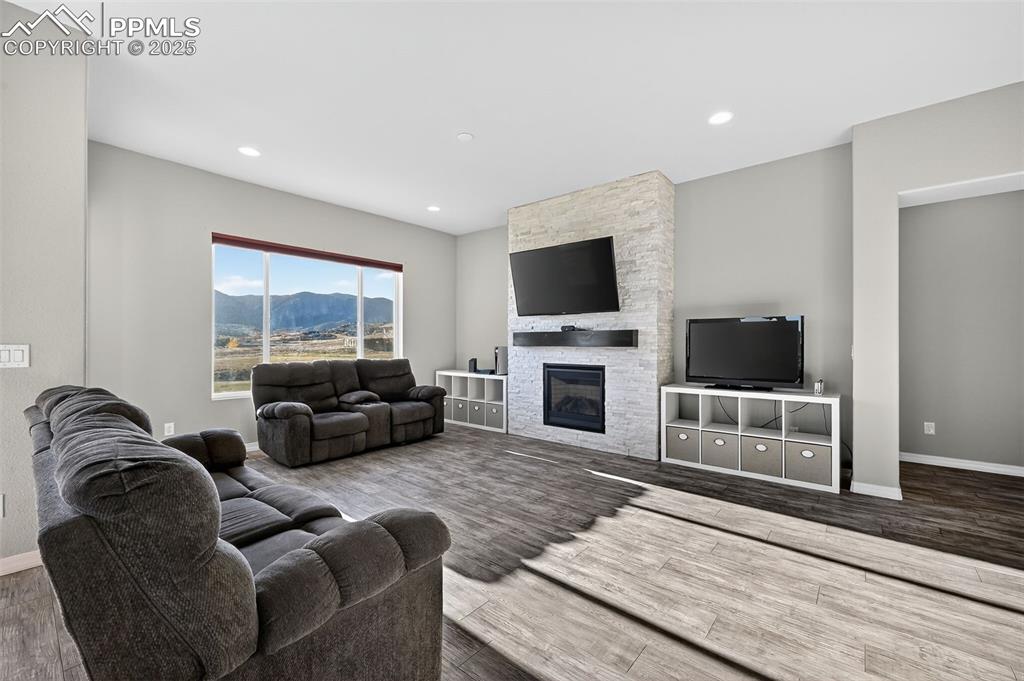 Image 19 of 44: Living Room