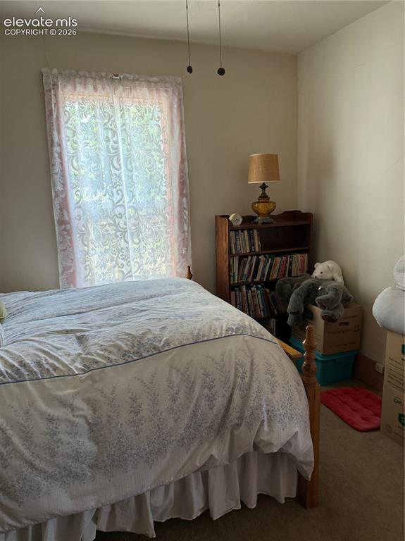 Image 10 of 11: Bedroom