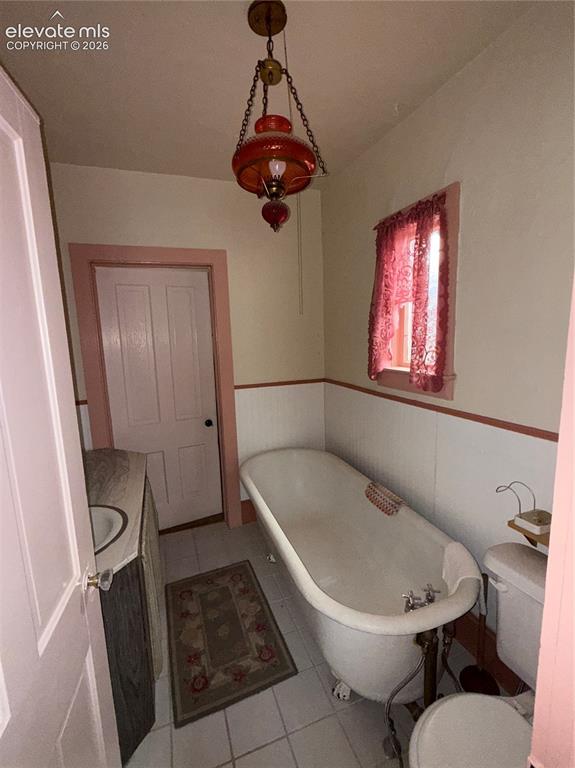 Image 11 of 11: Bathroom