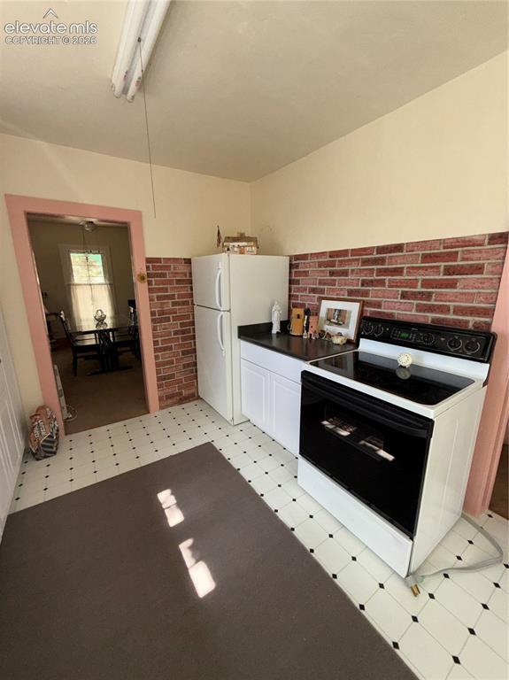 Image 5 of 11: Kitchen