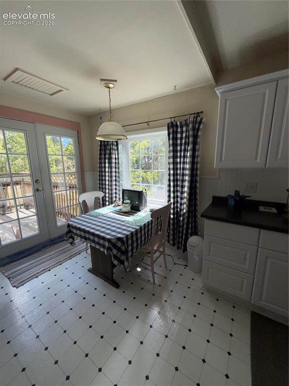 Image 6 of 11: Dining Area