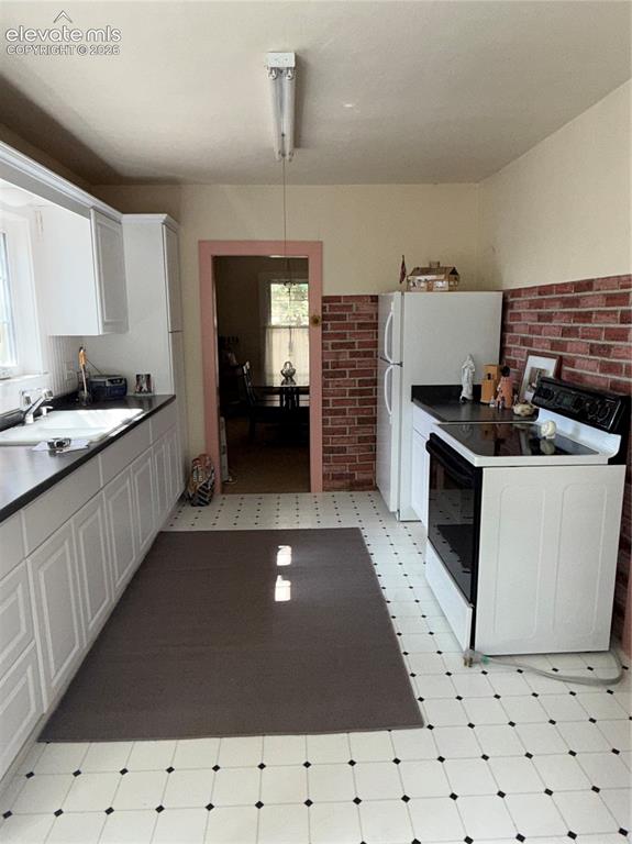 Image 7 of 11: Kitchen