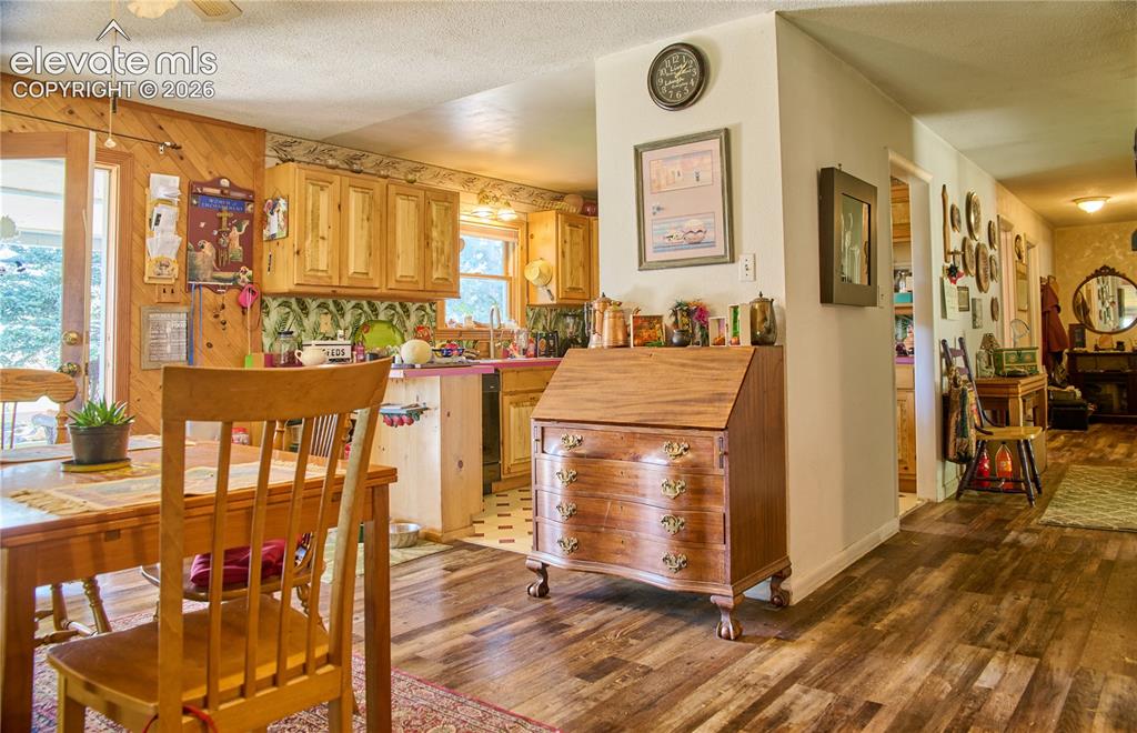 Image 10 of 31: Dining Area