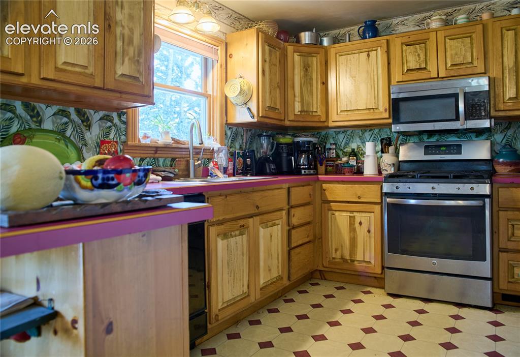 Image 11 of 31: Kitchen