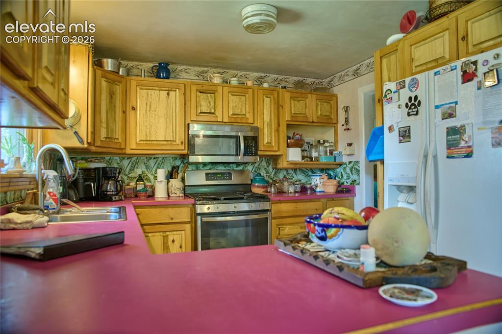 Image 12 of 31: Kitchen